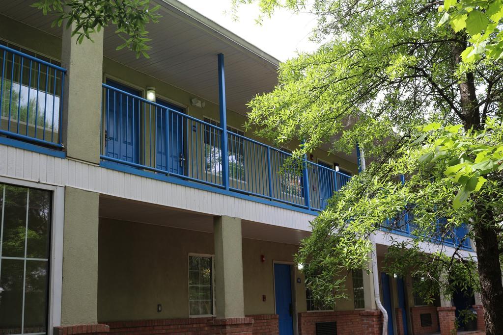 ג'ונסבורו Magnolia Bay Hotel & Suites מראה חיצוני תמונה