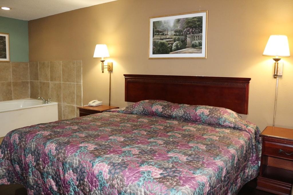 ג'ונסבורו Magnolia Bay Hotel & Suites מראה חיצוני תמונה