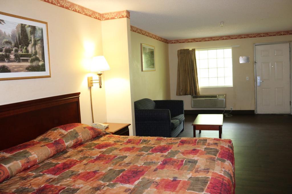 ג'ונסבורו Magnolia Bay Hotel & Suites מראה חיצוני תמונה