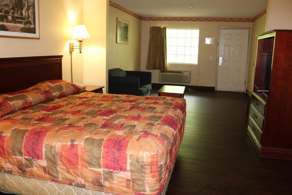 ג'ונסבורו Magnolia Bay Hotel & Suites מראה חיצוני תמונה