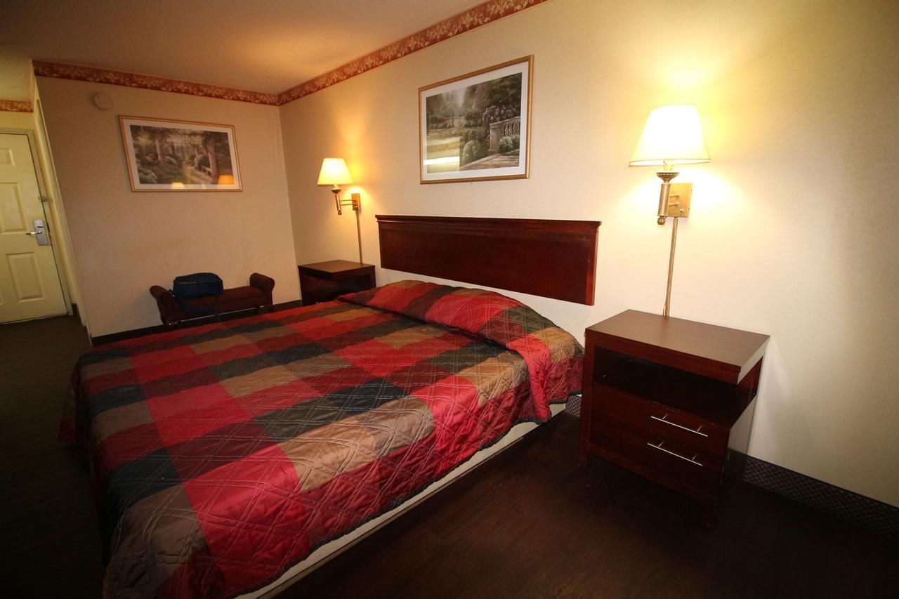 ג'ונסבורו Magnolia Bay Hotel & Suites מראה חיצוני תמונה