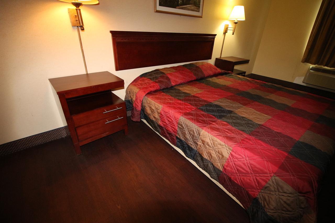 ג'ונסבורו Magnolia Bay Hotel & Suites מראה חיצוני תמונה